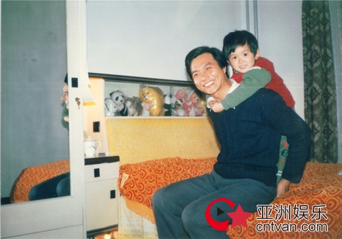 杜江童年照与嗯哼PK 大眼呆萌神似洋娃娃！