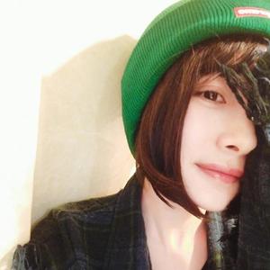 杨幂晒短发造型 撞脸马天宇太帅