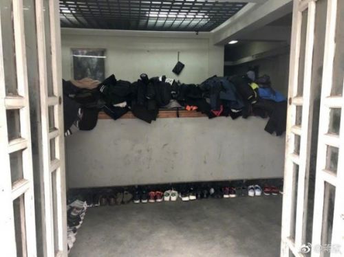 蒋欣微博晒照为群众演员打CALL