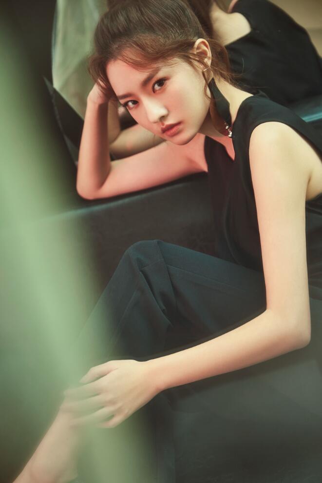 陈语安胶片风大片曝光 变身美女特工质感十足