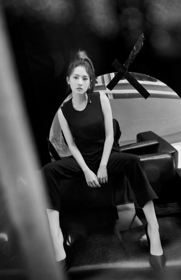 陈语安胶片风大片曝光 变身美女特工质感十足