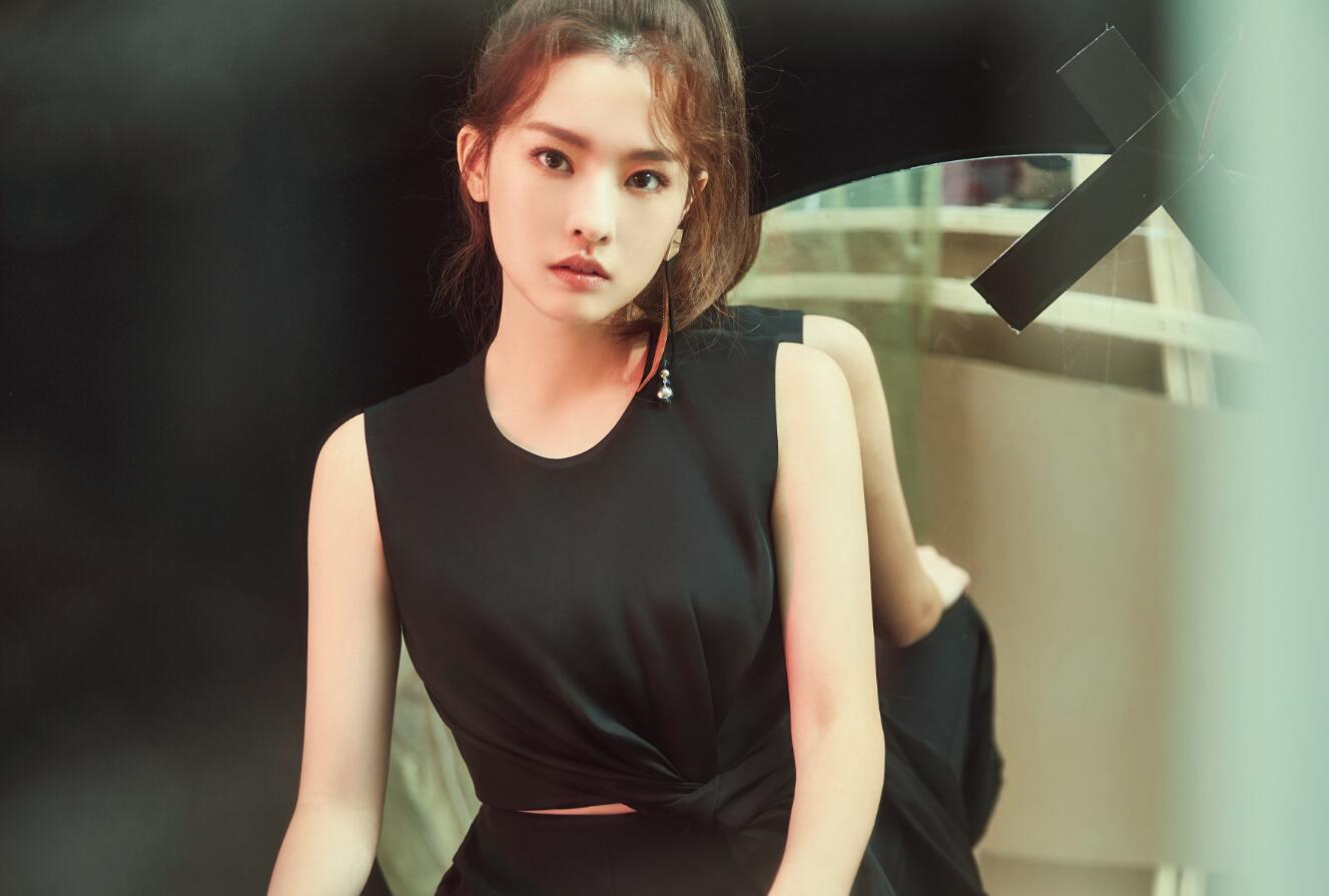 陈语安胶片风大片曝光 变身美女特工质感十足