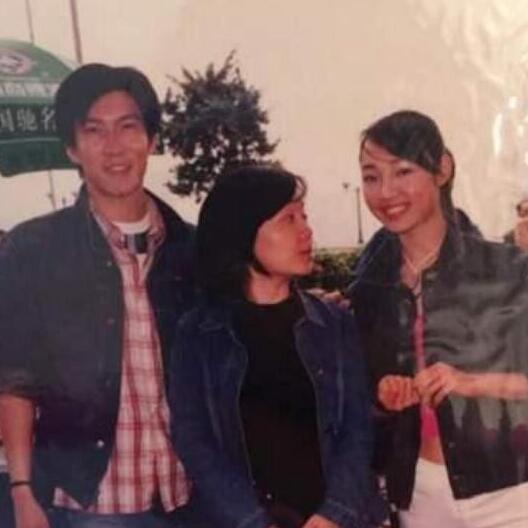 白百何19岁青涩旧照曝光 身着露脐装与男模贴身拍广告