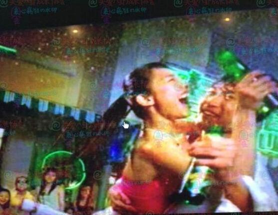 白百何19岁青涩旧照曝光 身着露脐装与男模贴身拍广告