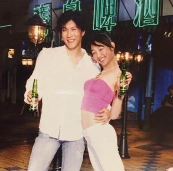 白百何19岁青涩旧照曝光 身着露脐装与男模贴身拍广告