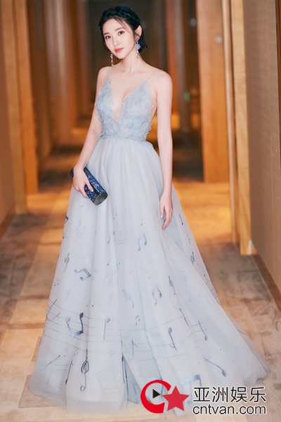 唐艺昕《虎啸龙吟》发布会 吴秀波大赞“打破美好”