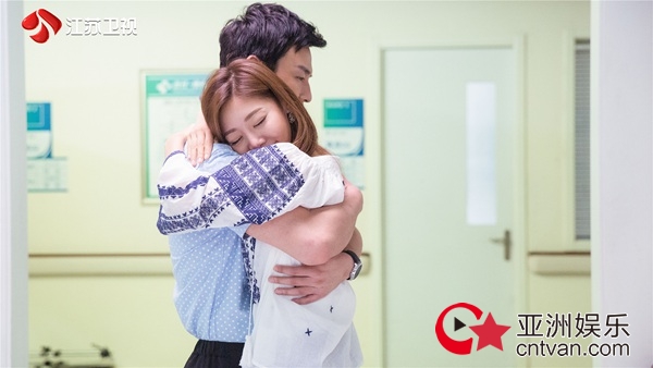 《我不是精英》：“佳佳CP”为结婚努力甜蜜升级 邓家佳与老公餐厅约会上热搜