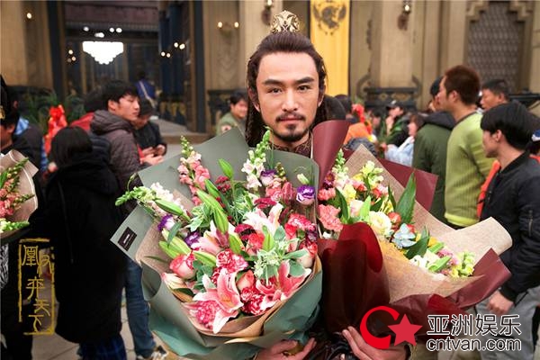 《凰权·弈天下》赫连铮杀青 张晓晨挑战“最野的男人”