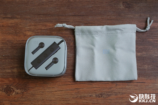 299元！小米降噪耳机开箱图赏：美女听醉了