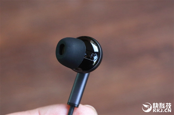 299元！小米降噪耳机开箱图赏：美女听醉了