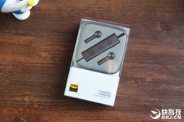 299元！小米降噪耳机开箱图赏：美女听醉了