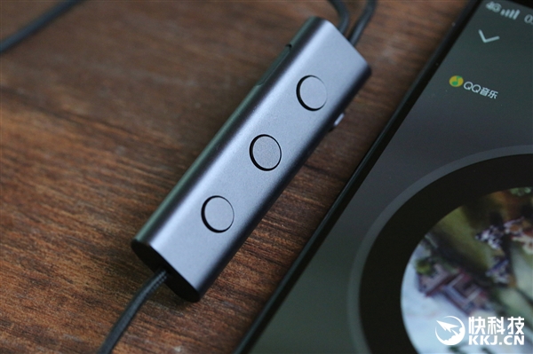 299元！小米降噪耳机开箱图赏：美女听醉了