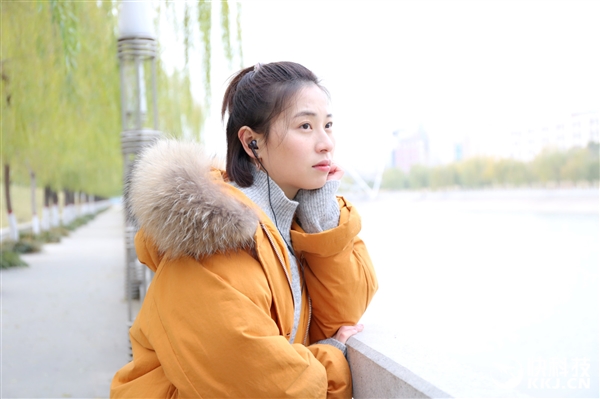 299元！小米降噪耳机开箱图赏：美女听醉了