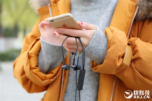 299元！小米降噪耳机开箱图赏：美女听醉了