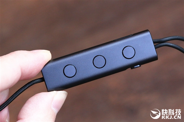 299元！小米降噪耳机开箱图赏：美女听醉了