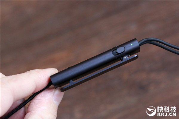 299元！小米降噪耳机开箱图赏：美女听醉了