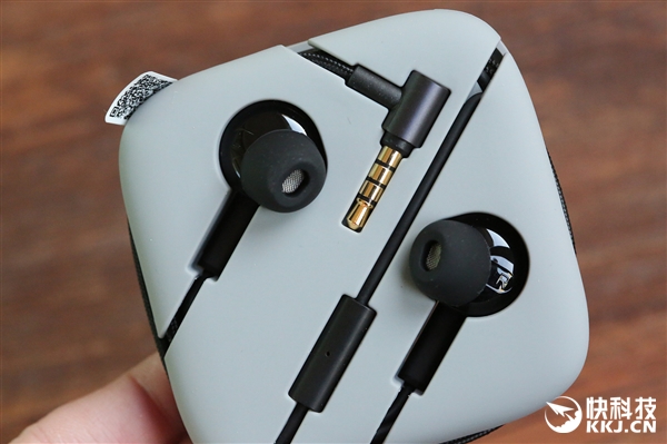 299元！小米降噪耳机开箱图赏：美女听醉了