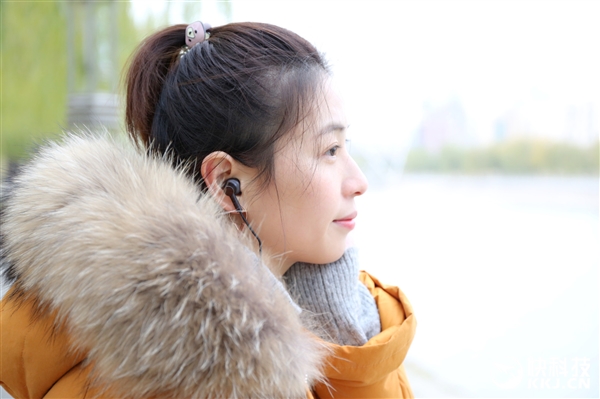 299元！小米降噪耳机开箱图赏：美女听醉了