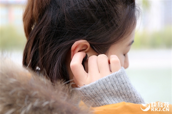 299元！小米降噪耳机开箱图赏：美女听醉了