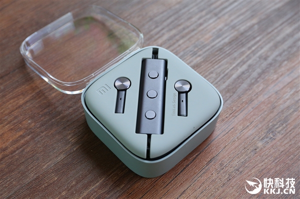 299元！小米降噪耳机开箱图赏：美女听醉了