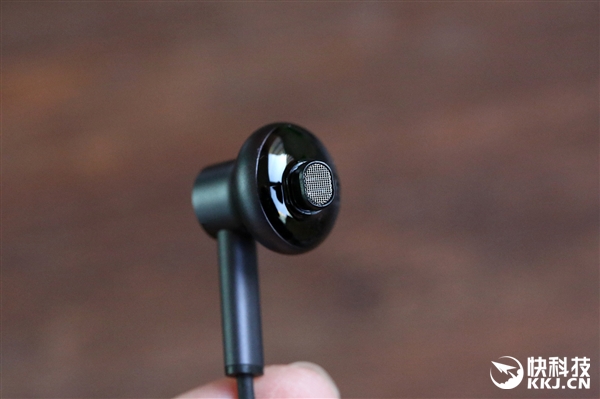 299元！小米降噪耳机开箱图赏：美女听醉了