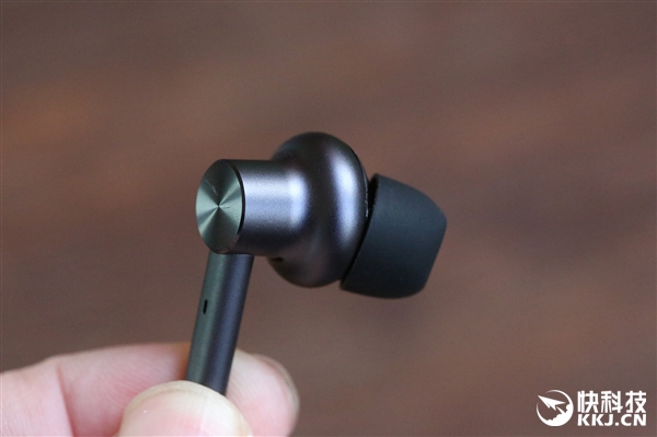 299元！小米降噪耳机开箱图赏：美女听醉了