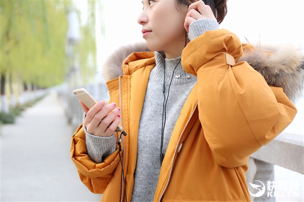 299元！小米降噪耳机开箱图赏：美女听醉了