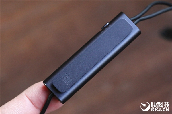 299元！小米降噪耳机开箱图赏：美女听醉了