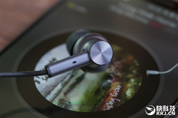 299元！小米降噪耳机开箱图赏：美女听醉了