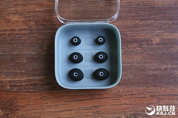 299元！小米降噪耳机开箱图赏：美女听醉了