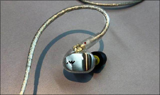 魅蓝新耳机配四动铁单元 售价三千很舒尔了