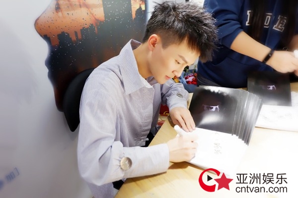 周深北京签售会完美落幕 文艺青年的气息温暖粉丝的寒冬