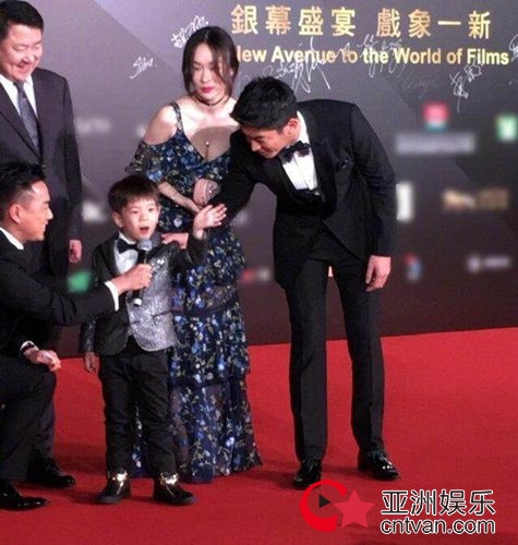 杜江霍思燕嗯哼澳门电影节现身实力演绎爸爸帅妈妈美儿子萌！