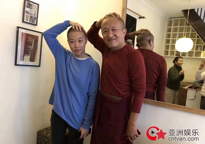 窦靖童跨年首秀喊话粉丝给她扔暖宝宝贴头上