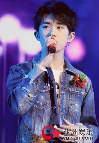 易烊千玺格莱美颁奖盛典网友：我爱豆光速成长！