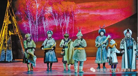 新时代的乌兰牧骑国家大剧院上演《山岭上的人—鄂伦春》