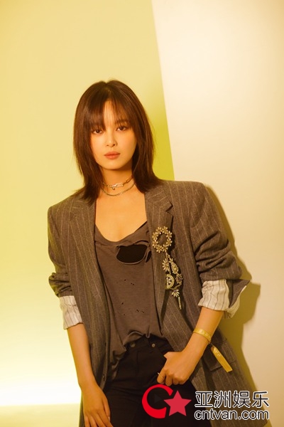 辛芷蕾西装亮相时尚活动&nbsp;极简穿搭诠释时尚态度