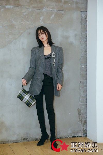 辛芷蕾西装亮相时尚活动&nbsp;极简穿搭诠释时尚态度