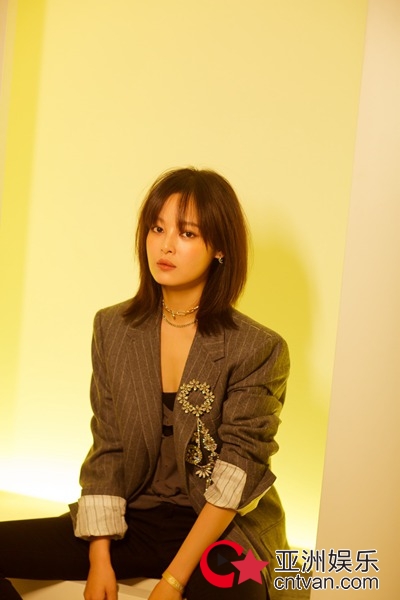 辛芷蕾西装亮相时尚活动&nbsp;极简穿搭诠释时尚态度