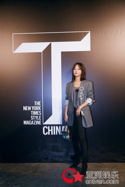 辛芷蕾西装亮相时尚活动&nbsp;极简穿搭诠释时尚态度