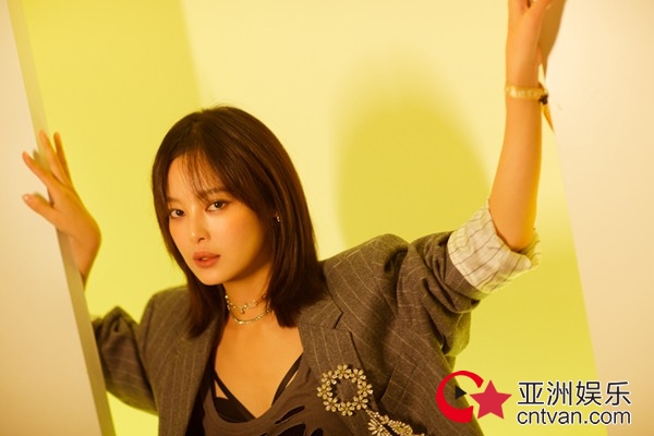 辛芷蕾西装亮相时尚活动&nbsp;极简穿搭诠释时尚态度