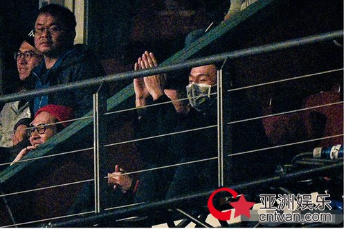 李荣浩现身杨丞琳演唱会 默默为女友杨丞琳打call！