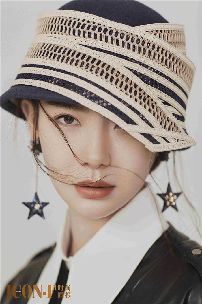 戚薇复古风时尚大片曝光 又见中分Style高冷不失女人味！