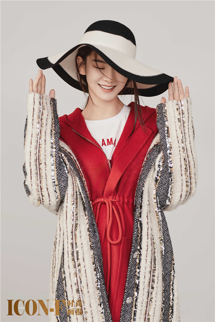 戚薇复古风时尚大片曝光 又见中分Style高冷不失女人味！