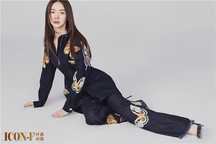 戚薇复古风时尚大片曝光 又见中分Style高冷不失女人味！