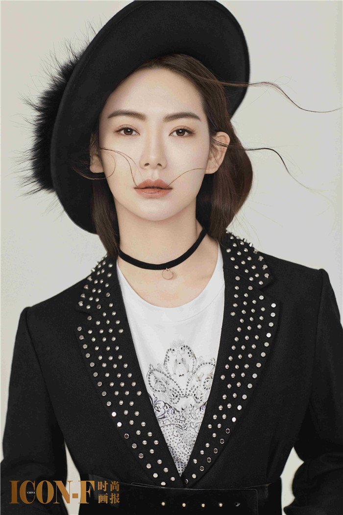 戚薇复古风时尚大片曝光 又见中分Style高冷不失女人味！