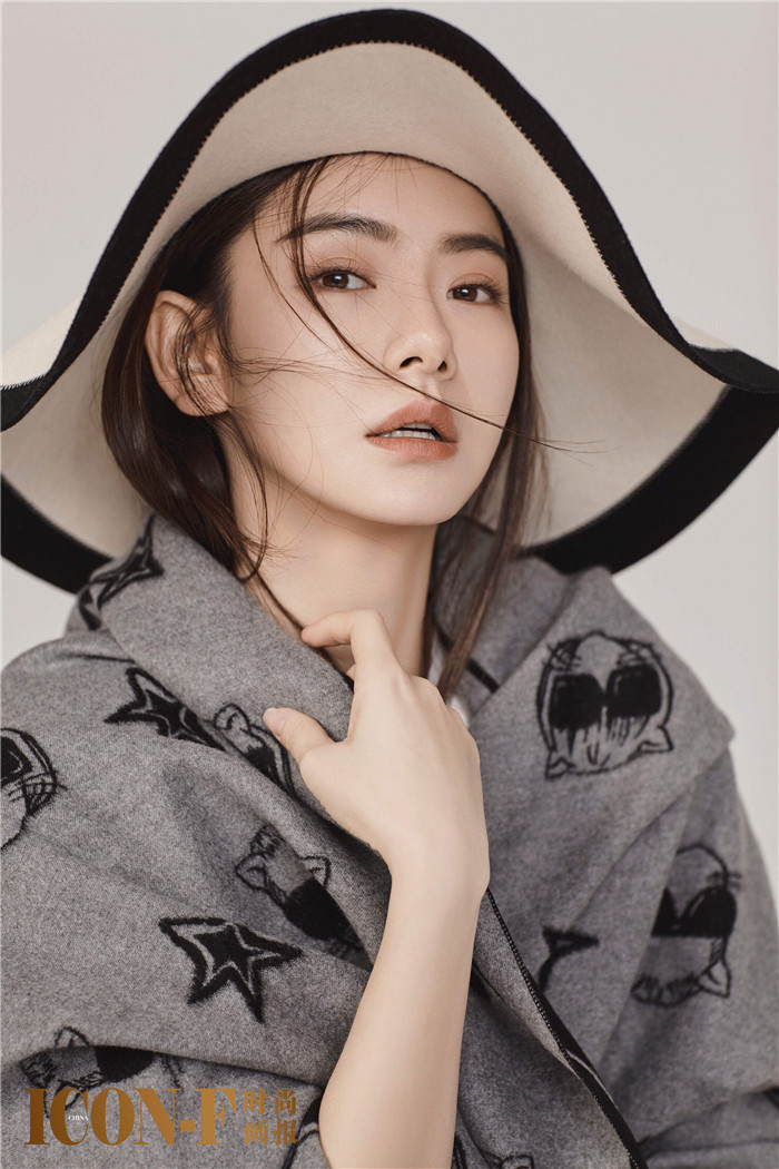 戚薇复古风时尚大片曝光 又见中分Style高冷不失女人味！