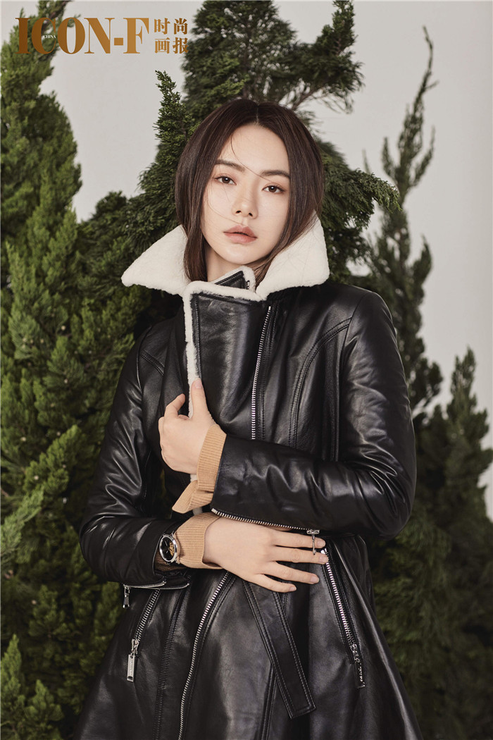 戚薇复古风时尚大片曝光 又见中分Style高冷不失女人味！