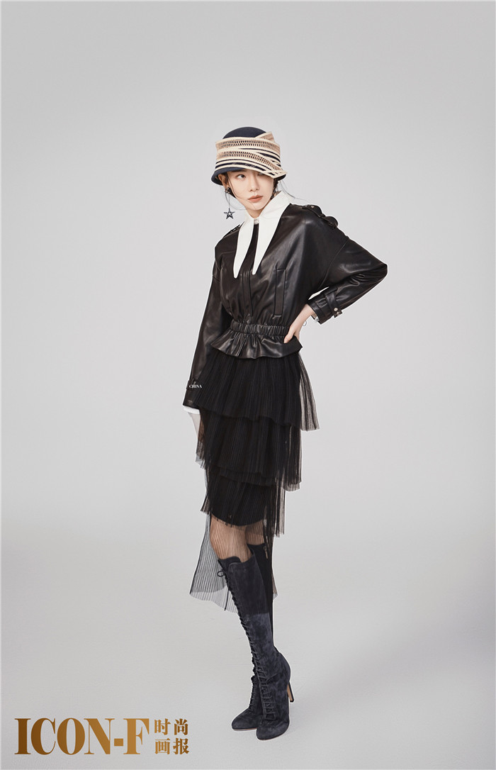 戚薇复古风时尚大片曝光 又见中分Style高冷不失女人味！