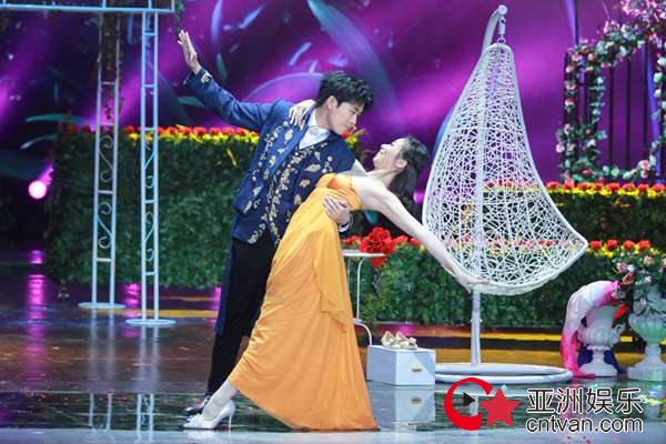 印尼魔术师上演绝地逃生《超凡魔术师》玩转多元化魔术创意